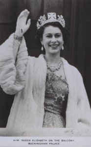 Królowa Elżbieta na balkonie, Pałac Buckingham (zdjęcie czarno-białe) autorstwa English Photographer