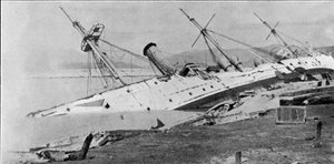 H.M Sloop Phoenix wyrzucony na brzeg przez tajfun z Hongkongu, ilustracja z The Graphic, 27 października 1906 autorstwa English Photographer