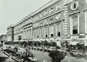 Pałac Hampton Court, Hampton Court Road, Richmond: Taras, Wrens Court, 1896 autorstwa English Photographer