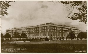 Pałac Hampton Court, fronty południowe i wschodnie autorstwa English Photographer