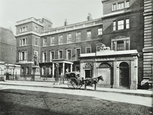 Taksówka Hansom przed biurem wojennym Pall Mall, Willis Collection, 1890 autorstwa English Photographer