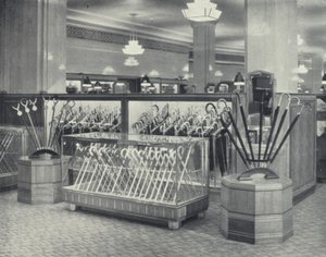 Harrods, licznik parasoli (zdjęcie czarno-białe) autorstwa English Photographer