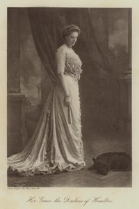 Jej Wysokość Księżna Hamilton (zdjęcie czarno-białe) autorstwa English Photographer