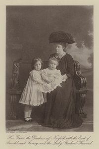 Jej Miłość Księżna Norfolk z Hrabią Arundel i Surrey oraz Lady Rachael Howard (zdjęcie czarno-białe) autorstwa English Photographer