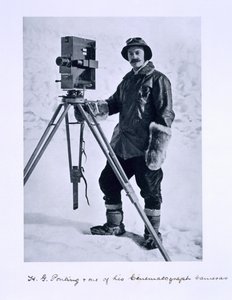 Herbert Ponting (1870-1935) z kamerą filmową na wyprawie Terra Nova (1910-13) na Biegun Południowy pod dowództwem kapitana Scotta, 1910-12 autorstwa English Photographer