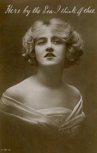 Tu nad morzem myślę o tobie, pocztówka wysłana w 1913 r. autorstwa English Photographer