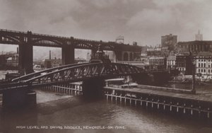 Mosty wysokiego poziomu i mosty obrotowe, Newcastle-On-Tyne (zdjęcie czarno-białe) autorstwa English Photographer