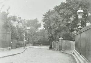 Highgate Archway: wschodnie podejście ze starą lampą przymocowaną do balustrady, 1896 autorstwa English Photographer