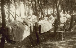 Zbieracze chmielu śpiące w hamakach na farmie w hrabstwie Kent (zdjęcie czarno-białe) autorstwa English Photographer