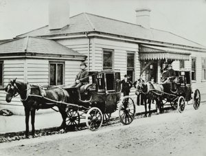 Dorożki konne na stacji Westbourne Park, 1885 autorstwa English Photographer