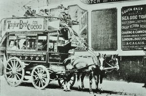Konny omnibus z pasażerami, 1899 autorstwa English Photographer