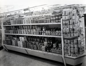 Przejście z artykułami gospodarstwa domowego, sklep Woolworths, 1956 autorstwa English Photographer