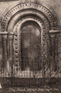 Kościół w Iffley, Norman Door, South Side (zdjęcie czarno-białe) autorstwa English Photographer