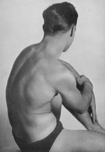 Ilustracja przedstawiająca męskie ciało (zdjęcie czarno-białe) autorstwa English Photographer