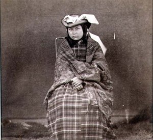 Indianka w stroju zachodnim, sfotografowana przez inżynierów królewskich na czterdziestym dziewiątym równoleżniku (zdjęcie w sepii) autorstwa English Photographer