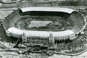 Inwazja na stadion na pierwszy finał Wembley Cup, 1923 autorstwa English Photographer