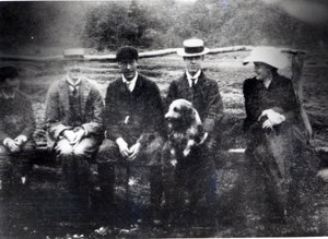 James i Lytton Strachey z Thobym, Adrianem i Virginią Stephen we Fritham, Hampshire, 1901 autorstwa English Photographer