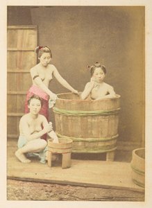[Japoński] Kąpiące się dziewczyny, Studio tableau trzech półnagich młodych Japonek, pozujących w okrągłej drewnianej wannie i wokół niej,  Fotograf: Nieznany  Lucas Collection: Fotograficzny zapis światowej trasy koncertowej Charlesa Jamesa i Mortona P, Lu autorstwa English Photographer