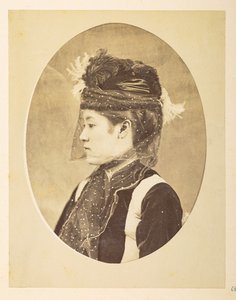 Japonka w europejskim stroju, Owalny obraz; głowa i ramiona lewy profilowy portret młodej Japonki w europejskim stroju, z kapeluszem i welonem,     Fotograf: Nieznany  Lucas Collection: Fotograficzny zapis światowej trasy Charlesa Jamesa i autorstwa English Photographer
