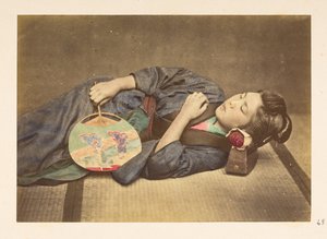 Japonka śpiąca, 3/4 długości portret studyjny młodej Japonki śpiącej, trzymającej w prawej ręce wachlarz i z głową opartą na drewnianej poduszce,   Fotograf: Nieznany  Kolekcja Lucas: Fotograficzny zapis świata t autorstwa English Photographer