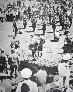Kilted dudziarzy grają na brzegu z 1. Batalionu Argyll i Sutherland Highlanders z HMS Ceylon w Pusan, 29 sierpnia 1950 (zdjęcie czarno-białe) autorstwa English Photographer