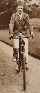 Król Edward VIII jadący na rowerze w 1911 r. autorstwa English Photographer