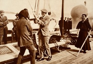 Król Edward VIII testujący japoński hełm szermierczy, 1922 autorstwa English Photographer