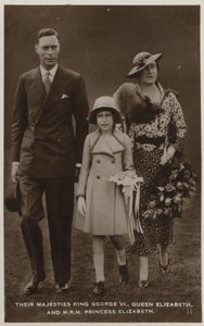Król Jerzy VI, królowa Maria i ich najstarsza córka, księżniczka Elżbieta (zdjęcie b/w) autorstwa English Photographer