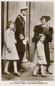 Król Jerzy VI i królowa Elżbieta z córkami, księżniczkami Elżbietą i Małgorzatą (zdjęcie czarno-białe) autorstwa English Photographer