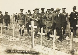 Król Jerzy V na cmentarzu, Passchendaele autorstwa English Photographer