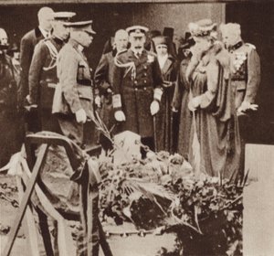 Król Jerzy V składa hołd w grobie pielęgniarki Edith Cavell w Belgii (zdjęcie czarno-białe) autorstwa English Photographer