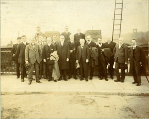 Odbudowa mostu Kirkstall, otwarta przez radnego F. M. Luptona, J.P., 28 czerwca 1912 r. (zdjęcie czarno-białe) autorstwa English Photographer