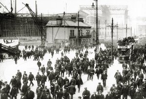 Czas wybijania w stoczni Harland und Wolff, Belfast, Irlandia, w tle budowany Titanic, 1910-11 autorstwa English Photographer