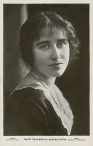 Lady Elizabeth Bowes-Lyon (zdjęcie czarno-białe) autorstwa English Photographer
