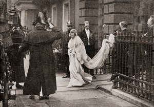 Lady Elizabeth Bowes Lyon w drodze na ślub 26 kwietnia 1923 r. do J.Ś. Książę Yorku, późniejszy król Jerzy VI, z Historii dwudziestu pięciu lat, wydanej w 1935 r. autorstwa English Photographer