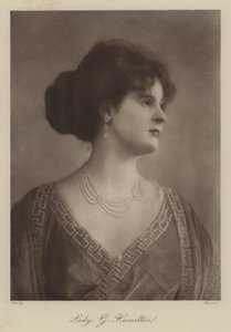 Lady G Hamilton (zdjęcie czarno-białe) autorstwa English Photographer
