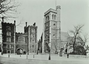 Lambeth Palace Kościół Świętej Marii, Lambeth Palace Road: brama i Kościół Świętej Marii, 1890 autorstwa English Photographer