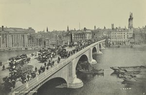 London Bridge: konne omnibusy i wóz, a także piesi przechodzą przez most, 1895 autorstwa English Photographer