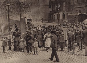 Londyn: Punch and Judy Show (zdjęcie czarno-białe) autorstwa English Photographer