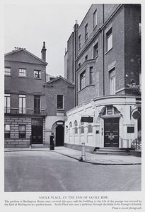 Londyn: Savile Place, na końcu Savile Row (zdjęcie czarno-białe) autorstwa English Photographer