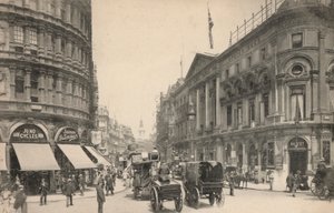 Londyn, Shaftesbury Avenue (zdjęcie czarno-białe) autorstwa English Photographer
