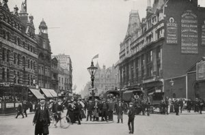 Londyn: Tottenham Court Road (zdjęcie czarno-białe) autorstwa English Photographer