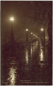 Londyn, Embankment w mokrą noc (zdjęcie czarno-białe) autorstwa English Photographer
