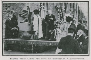 Madame Melba zapisuje swój głos w kamieniu węgielnym autorstwa English Photographer