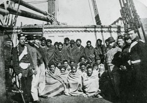 Maorysi więźniowie na pokładzie więziennego kadłuba w Wellington Harbour, 1866 r. autorstwa English Photographer