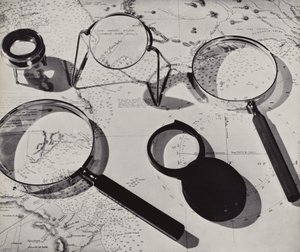 Mapa i szkło powiększające (zdjęcie czarno-białe) autorstwa English Photographer