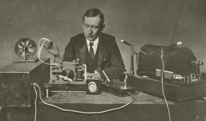 Marconi z wczesnym aparatem bezprzewodowym (zdjęcie czarno-białe) autorstwa English Photographer