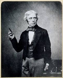 Michael Faraday (1791-1867) trzymający magnes sztabkowy, Maull i Polyblank autorstwa English Photographer