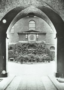 Więzienie Millbank: kaplica przez bramę, 1885 autorstwa English Photographer