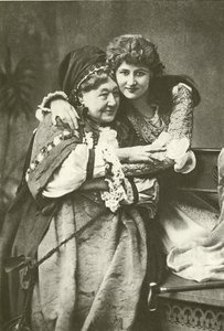 Miss Mary Anderson i pani Stirling jako Julia i pielęgniarka (wklęsłodruk) autorstwa English Photographer
